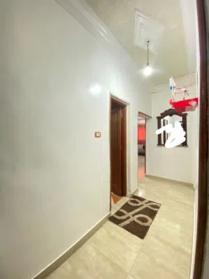 شقه الدور الرابع في باب بن غشير مقابل شيل الراحله  مدخل ودارين وزوز حمامات وصاله وزوز صالات مفتوحات