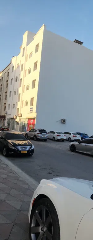 للبيع مبنى سكني تجاري بموقع ممتاز في الحيل الجنوبية
