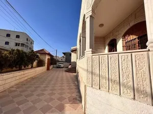 3 Bedrooms . 3 Bathrooms . 400 m22