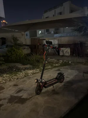 سكوتر للبيع نضيف وجيد وحتاج له شاحن و شغله بصيطه ب 3 الشغله