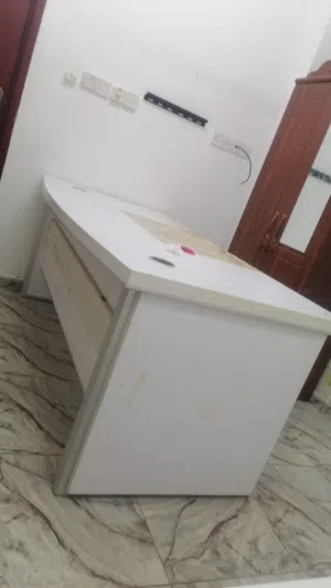 مكتب ابيض كبير الحجم