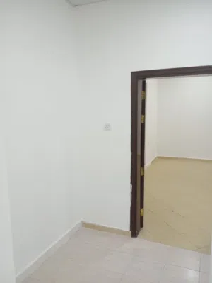 للايجار شقه 3 غرف ومجلس طابق ارضي في الشوامخ