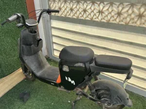 سكوتر للبيع نضيف وجديد بس ناقصنه بطاريه و التيوب