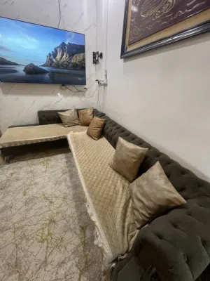 ديوان صغير نظيف ثلاثة في اثنين