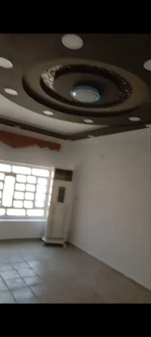 بيت طابقين على شارع سايدين شبه مؤثث