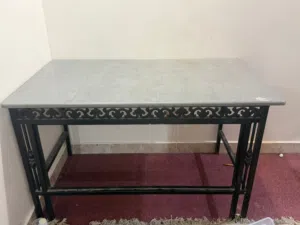 طاولة كبيره وثقيله بحاله جيده. الطول 78. العرض 125.  العمق 74