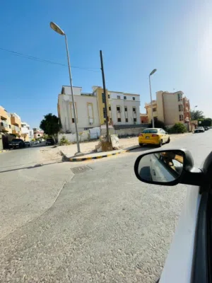 قطعة عليها فيلا قديمة بزناتة الجديد