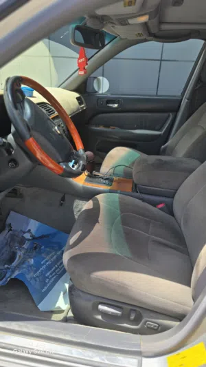 للبيع سياره لكزس LS400 موديل 2000