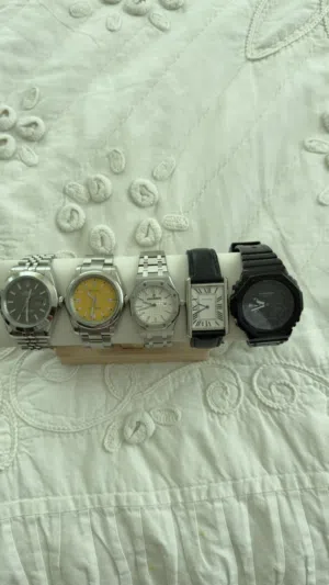 مجموعة ساعات اعلى مستوى كلين شبه جديد استعمال خفيف جدا مع g shock اصلية لون اسود