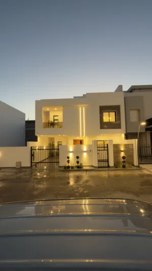 فيلا راقية طرابلس السراج ارضها211من شارع البغدادي تشفين قرب المحلات والرئيسي عل رجليك بشطيب راقي جدا