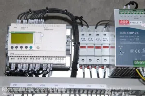 لوحات تحكم كهربائية وبرمجة PLC