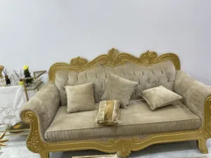 كنب وطاولة للبيع