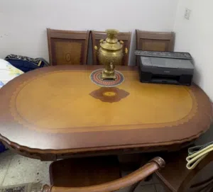 طاولة طعام خشب عدد 6 كراسي ، خشب ثقيل رئاسي مستخدم قليل جداً ، نظيف جداً