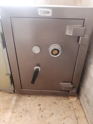 ابو ادم خزنه ايوبي وكاله ارتفاع 70عمق 45عرض50بحالة الجديد سعر ممتاز ونقل وشراء المستعمل