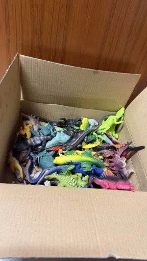 45 pcs Dinasours Box like new excellent condition