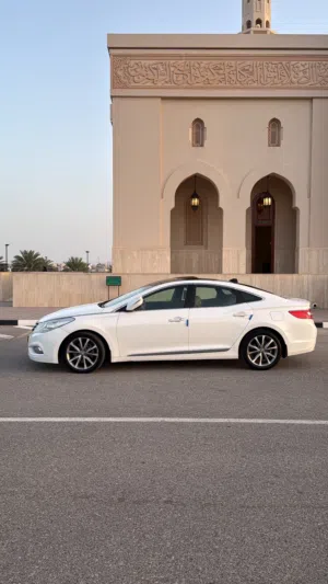 للبيع او للبدل مع دفع رباعي هيونداي صالون ازيرا 2014  شبه جديد