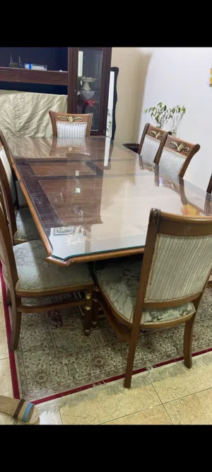 طاولة طعام كبيرا جدا  و معها 8 كراسي