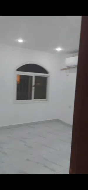 شقة للايجار صباح السالم في الدور الارضي بموقع مميز