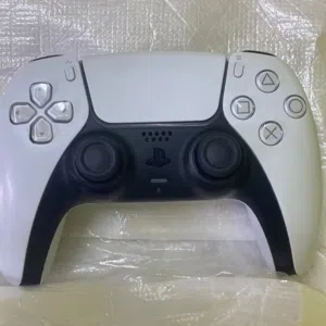جهاز  بلايستيشن 5 للبيع استعمال شهر ونص والاجهاز اموره طيبه