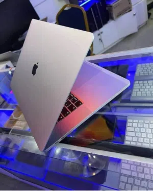 APPLE MACBOOK PRO  MODEL 2017 CORE I7 SSD 256GB 15 INCH  ماك بوك ابل برو موديل 2017  GRAPHICS  4GB