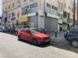 محل للايجار بابين موقع مميز جدا الصويفية شارع المطاعم