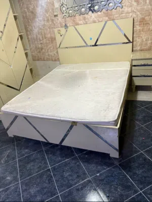 غرفة نوم نظيفه كبت مع سرير استعمال بسيط