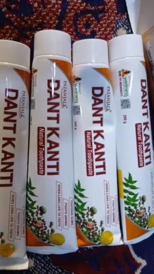 باتانجالي  دانت كانتشي" (Dant Kanti) هو اسم لمعجون أسنان طبيعي من الهند بالاعشاب الطبيعية