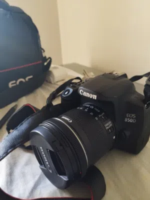 كاميرا كانون بحال ممتازة جدا معها ثلاثة عدسات وشاحن اصلي وبطاريات عدد 2 اصلي واحده شبه لم تستخدم