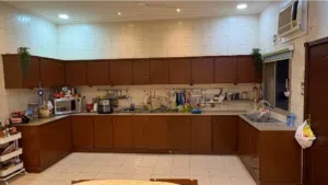 مطبخ خشب نظيف وجفافات ومكيفات ويندو وسبلت وفرن ايطالي ومطبخ خشب وطاوله طعام