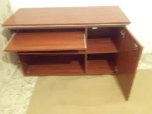 طاولة كمبيوتر وثلاث طاولات حجم صغير