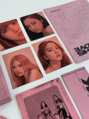 فرقة BLACKPINK مع جميع محتويات ظاهرة في الصورة