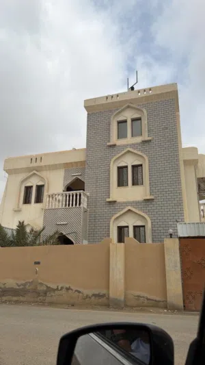 بناية سكنية للبيع في عبري