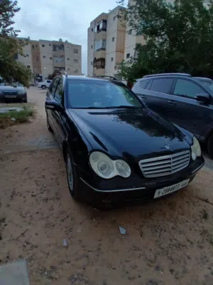 مرسيدس بنز عائلية محرك 112 قوة الحصان 32 اللون أزرق كحلي