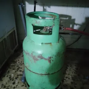 جرة غاز مليانه ناقصه اشي بسيط