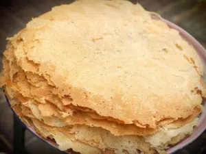خبز الرقاق العماني بأيدي عمانية