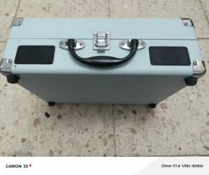 جراموفون/فتوغراف (Turntable) محمول داخل حقيبة  الشكل: تصميم حقيبة كلاسيكية (Suitcase Style)