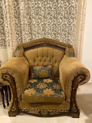كنب للبيع بحال الجديد مع الطاولات