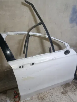 باب فيوجن للبيع يوجد فيه ضربة خفيفة