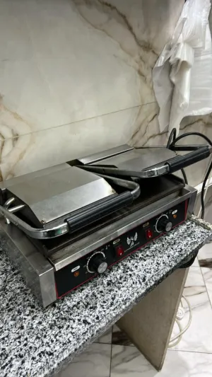 عده مطعم مستعملة وقت قصير بوضع الشركه