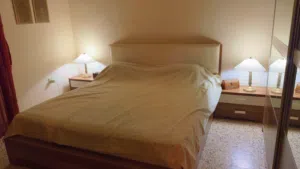 غرفة نوم انجليزية فردية سرير كبير بفراشها وغرفة نوم تركيه زوجيه شبه جديده