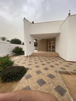 فيلا أرضية كبيرة للإيجار جنزور حي الكويت