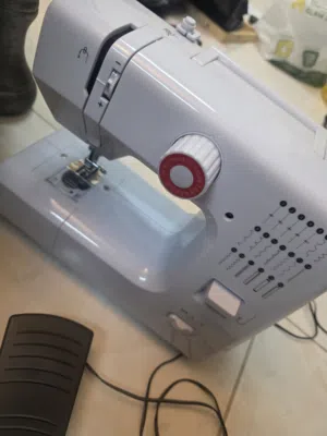 للبيع ماكينة خياطة منزلية متطورة (20 غرزة) - بحالة ممتازة وشبه جديدة