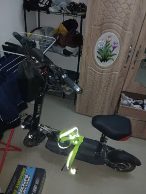 اسكوتر للبيع او بدل بدراجه ناريه 150 cc او 250 cc يوجد معاه شنطه وخوزه و 2 ريمود