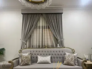 طقم متكامل كنب وستاير وطاولات كالجديد للبيع