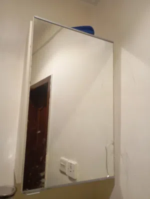 مرايا مع رفوف