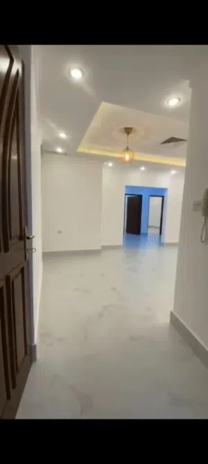للايجار معاريس أو اسره صغيره شقه 3 غرف نوم بصباح الناصر تشطيب جديد
