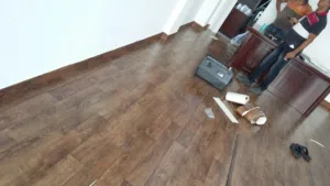 تركيب ارضيات فينيل باركيه جلد pvc درجات البني والخشابي