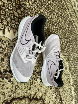 بوط رياضي ماركة  اديداس + نايك  نمره  38