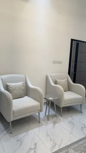 طقم كراسي للصالة ، نظيفة وجديدة اللون والتصميم راقي وجميل