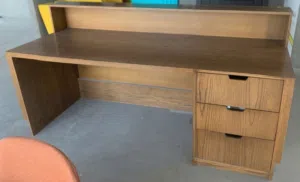 للبيع طاولة استقبال صناعة محلية  قوية حالة ممتازة  High quality modern Reception desk - excellent